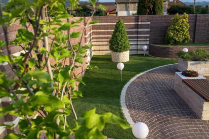 Amenajare curte cu Jardiniera Ronda Ronda Jardiniera