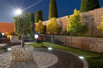 Vedere nocturna - curte cu Jardiniera Ronda Ronda Jardiniera