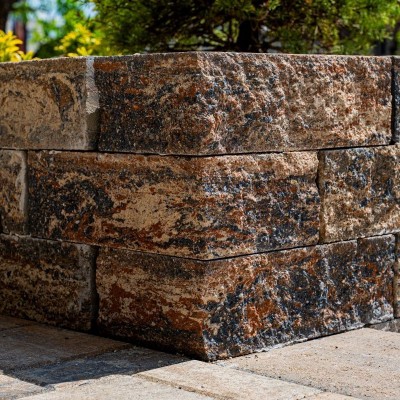 ELIS PAVAJE Vedere de aproape -gard din bloc zid de colt Siena cu 2 fete splitate