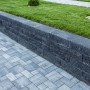 Bloc zid de colt Siena cu 3 fete splitate - Antracit - in curte