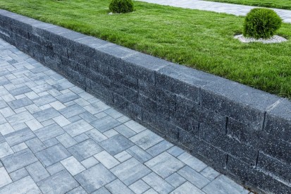 Bloc zid de colt Siena cu 3 fete splitate - Antracit - in curte colt Siena