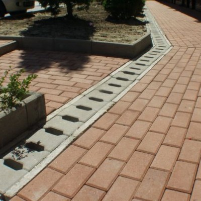 ELIS PAVAJE Vedere de aproape - rigola pentru trafic pietonal - Rigole din beton pentru trafic