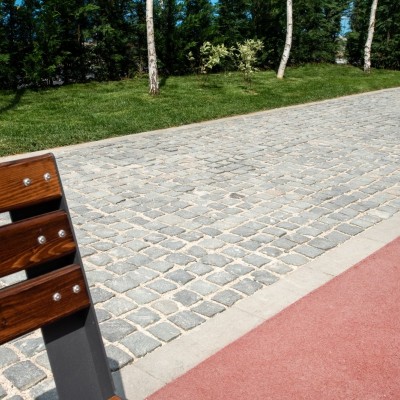 ELIS PAVAJE Detalii piatra cubica - Pavele borduri din piatra cubica pentru pavaje cu trafic pietonal