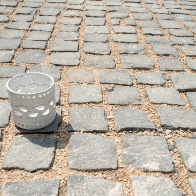 ELIS PAVAJE Vedere de aproape piatra Andezit - Pavele borduri din piatra cubica pentru pavaje cu