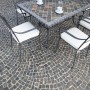 Curte pavata cu piatra cubica