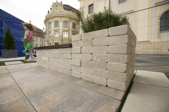 ELIS PAVAJE Exemplu de amenajare cu banca Robusta - Mobilier din beton pentru curte si gradina