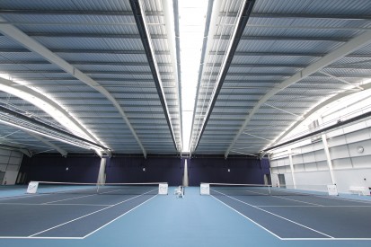 Sala de sport la care s-au utilizat panouri din policarbonat - PrioryTennisCentre Sisteme modulare din policarbonat