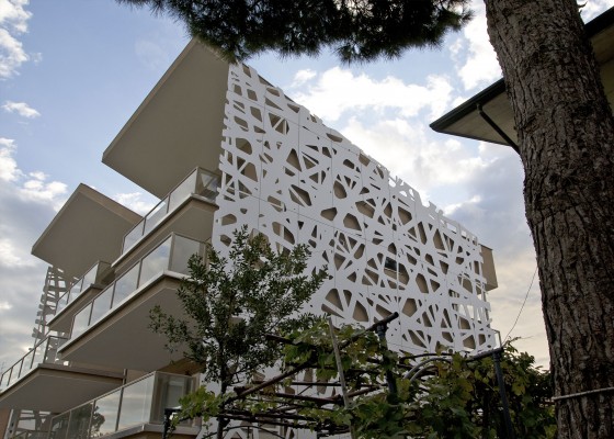 ABET LAMINATI Vedere de aproape -placare fatada HPL compact decupat MEG cladire Nest - Panouri din