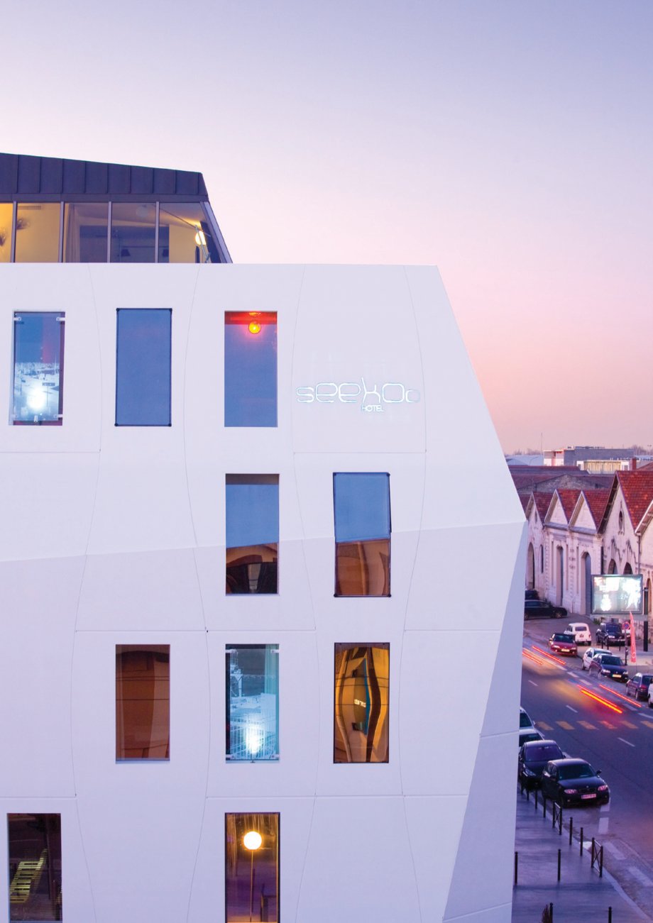 Pagina 2-Solutii pentru placarea fatadelor CORIAN® Exterior Cladding Corian Exterior Cladding Catalog,...