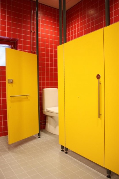  Exemplu de compartimentare sanitara cu placi HPL Placi HPL pentru compartimentari cabine sanitare, vestiare 