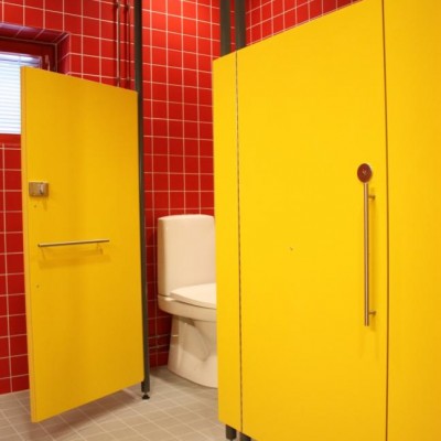 GEPLAST Exemplu de compartimentare sanitara cu placi HPL - Placi HPL pentru compartimentari cabine sanitare vestiare