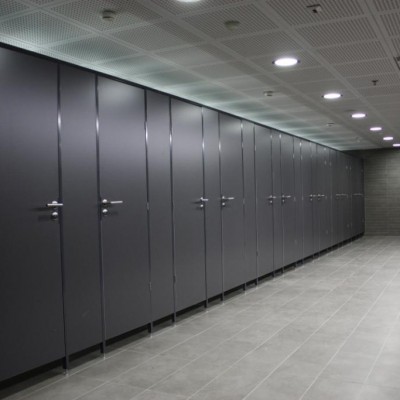 GEPLAST Exemplu de compartinemtare a cabinei de toaleta cu placi HPL - Placi HPL pentru compartimentari