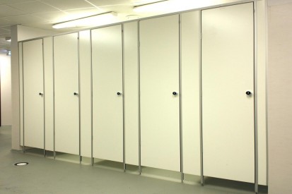 Cabina de toaleta compartimentata cu placi HPL Placi HPL pentru compartimentari cabine sanitare, vestiare 