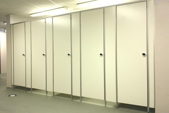 GEPLAST Cabina de toaleta compartimentata cu placi HPL - Placi HPL pentru compartimentari cabine sanitare vestiare