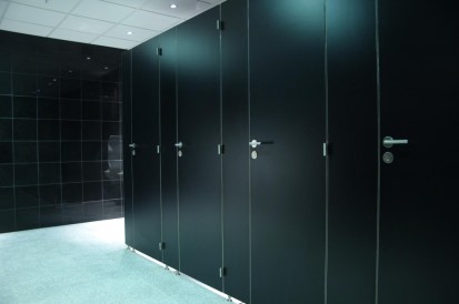 Exemplificarea compartimentarii sanitare cu placi HPL Placi HPL pentru compartimentari cabine sanitare, vestiare 