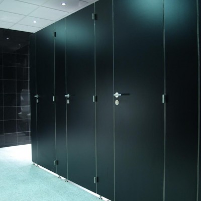 GEPLAST Exemplificarea compartimentarii sanitare cu placi HPL - Placi HPL pentru compartimentari cabine sanitare, vestiare  GEPLAST