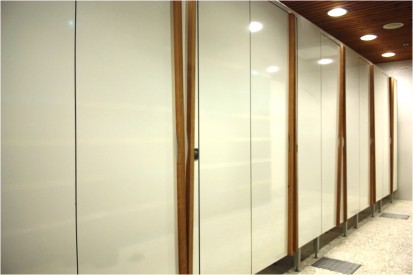 Placi HPL pentru compartimentari sanitare, vazute de aproape Placi HPL pentru compartimentari cabine sanitare, vestiare 