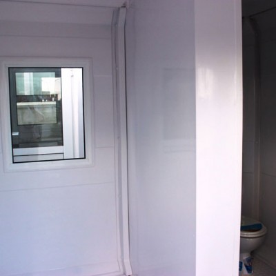 NEW DESIGN COMPOSITE Cabina cu birou si toaleta individuala - vedere interior usa toaleta deschisa -