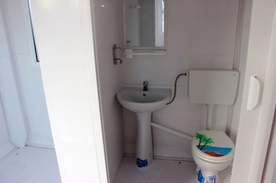 NEW DESIGN COMPOSITE Cabina cu birou si toaleta individuala - vedere din interior - Cabine prefabricate