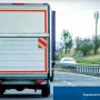 Camion cu steag reflectorizant