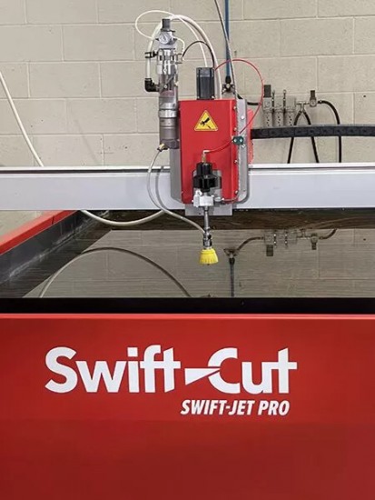 Vedere de aproape - echipament CNC de taiere cu apa Swift-Jet Pro Echipament CNC de taiere