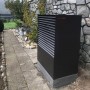 Pompa de-caldura aer-apa Kronoterm - Unitate-externa culoare negru vazuta din lateral