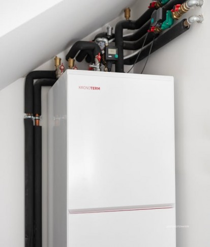 Pompa de caldura aer apa compacta Kronoterm Hydro C2 in spatiul tehnic Kronoterm Hydro S2 Pompa