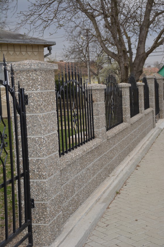 Prefabet Gard din beton - spalat gri vazut de aproape - Garduri modulare din beton pentru