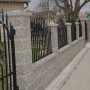 Gard din beton - spalat gri, vazut de aproape