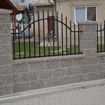 Prefabet Gard din beton - spalat gri la o locuinta - Garduri modulare din beton pentru