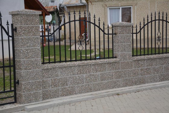 Prefabet Gard din beton - spalat gri la o locuinta - Garduri modulare din beton pentru