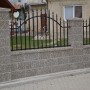Gard din beton - spalat gri, la o locuinta