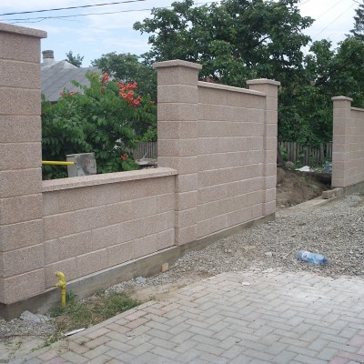 Prefabet Gard piatra spalata in timpul montajului - Garduri modulare din beton pentru curte si gradina