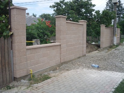 Gard piatra spalata in timpul montajului Spalat Garduri din beton - lucrari 2015