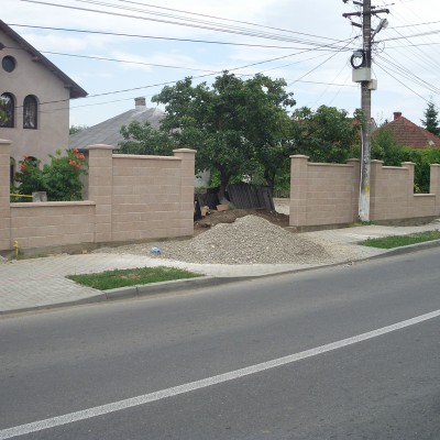 Prefabet Gard din beton - vedere dinspre strada - Garduri modulare din beton pentru curte si