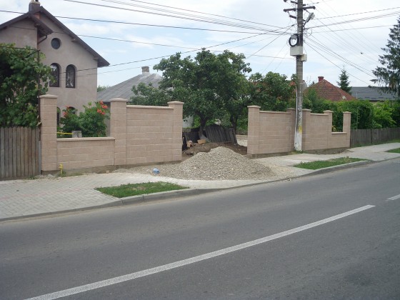 Prefabet Gard din beton - vedere dinspre strada - Garduri modulare din beton pentru curte si