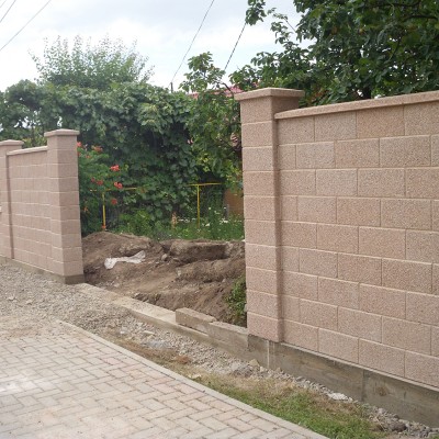 Prefabet Gard din beton in timpul montajului - Garduri modulare din beton pentru curte si gradina