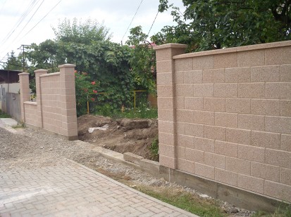 Gard din beton in timpul montajului Spalat Garduri din beton - lucrari 2015