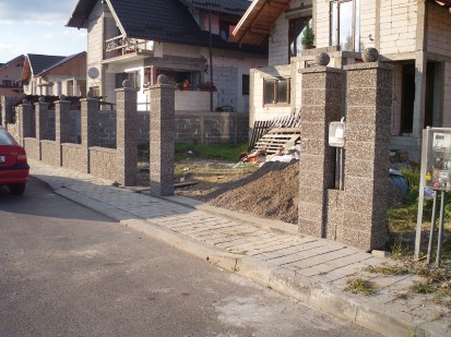 Gard din beton in timpul montajului Spalat Garduri din beton - lucrari 2015
