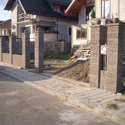 Prefabet Gard din beton in timpul montajului - Garduri modulare din beton pentru curte si gradina