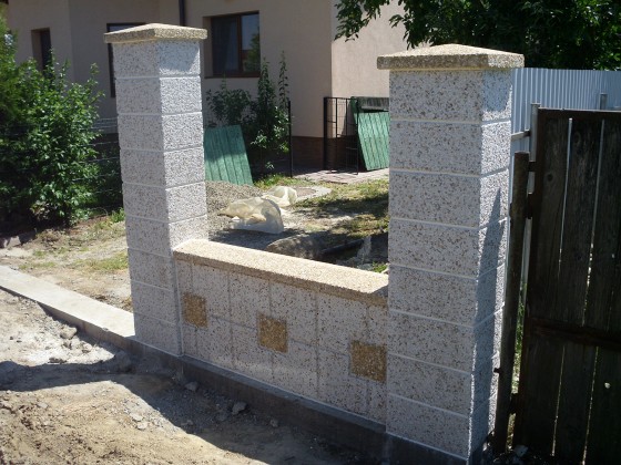 Prefabet Gard din beton culoare alba in timpul montajului - Garduri modulare din beton pentru curte