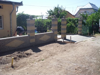 Gard din beton, model romb, in timpul montajului Spalat Garduri din beton - lucrari 2015