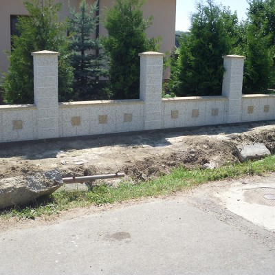 Prefabet Gard din beton - culoare alba vazut dinspre strada - Garduri modulare din beton pentru
