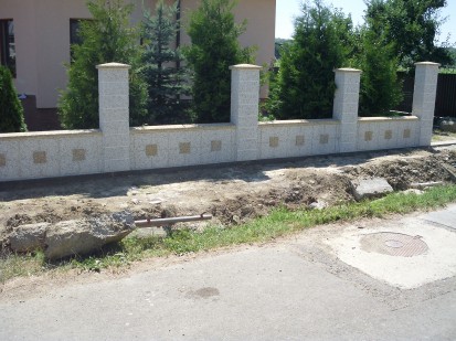 Gard din beton - culoare alba, vazut dinspre strada Spalat Garduri din beton - lucrari 2015