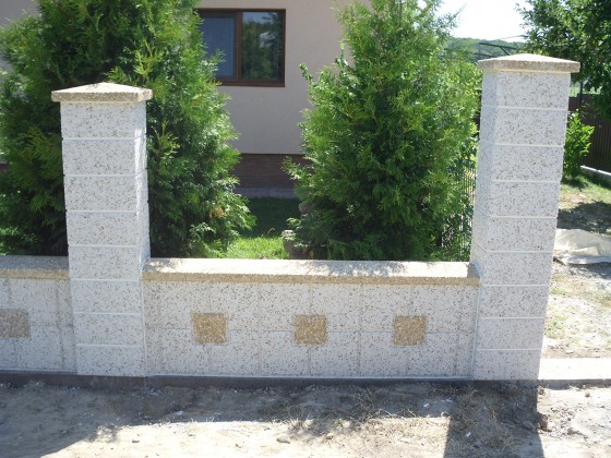 Prefabet Gard din beton culoare alba detaliu - Garduri modulare din beton pentru curte si gradina