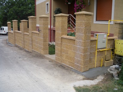Gard piatra spalata culoare crem Spalat Garduri din beton - lucrari 2015