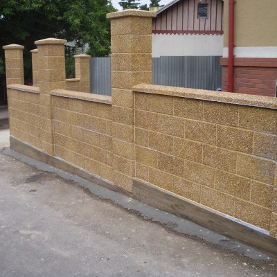 Prefabet Gard din beton culoare crem vazut de aproape - Garduri modulare din beton pentru curte