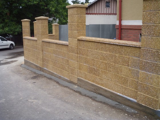 Prefabet Gard din beton culoare crem vazut de aproape - Garduri modulare din beton pentru curte