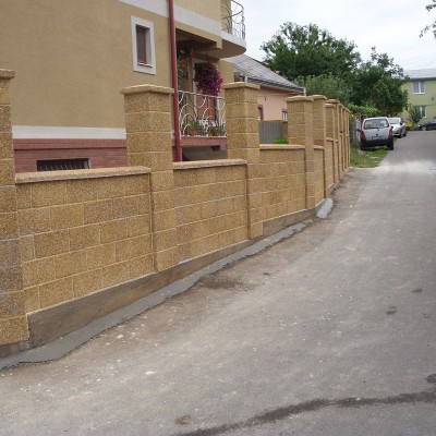 Prefabet Gard din beton culoare crem vazut din strada - Garduri modulare din beton pentru curte
