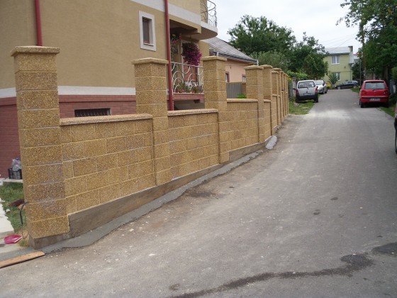 Prefabet Gard din beton culoare crem vazut din strada - Garduri modulare din beton pentru curte